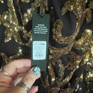 Size 3X prom dress new with tags beautiful dress gold and black of the shoulder